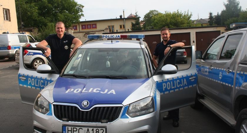 Poszukiwania 70-latka w regionie. Policjanci znaleźli go między belami słomy