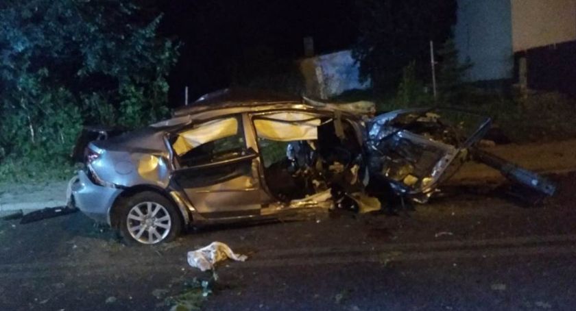 Tragiczny wypadek w Chalinie. Nie żyje 28-letni kierowca mazdy