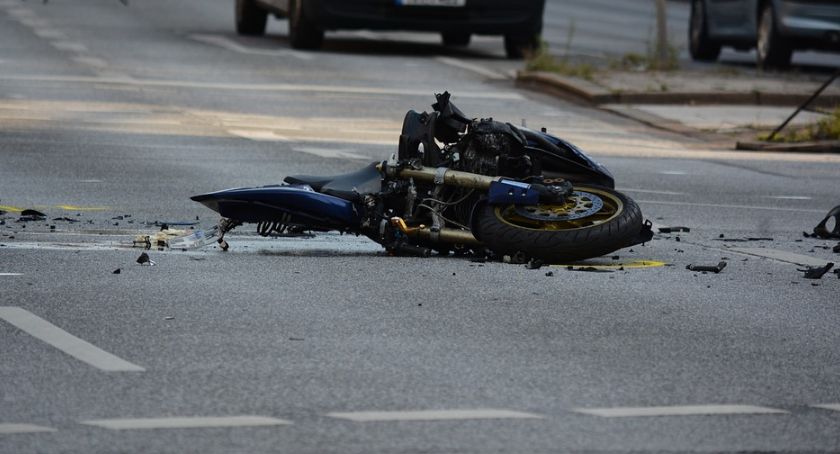 Tragiczny wypadek w miejscowości Włóki. Nie żyje 44-letni motocyklista, kierujący Suzuki