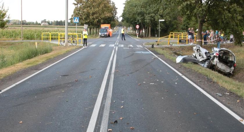Tragiczny wypadek w Radziejowie. 28-latka wjechała golfem wprost pod samochód ciężarowy