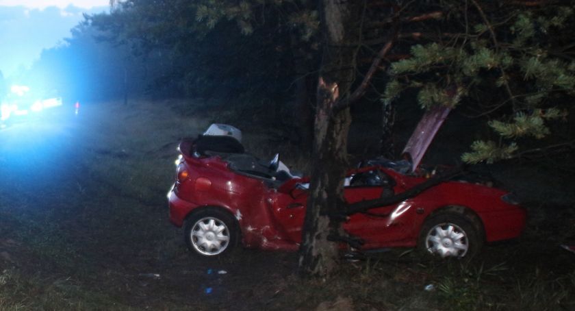 Tragiczny wypadek pod Solcem Kujawskim. Samochód uderzył w drzewo. Nie żyje 29-latek