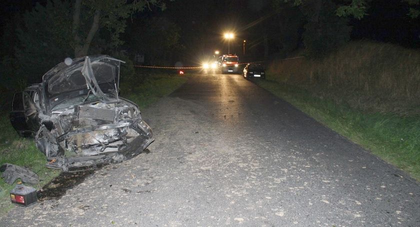 Volkswagen uderzył w przepust drogowy. 20-latek wraz z pasażerką trafili do szpitala