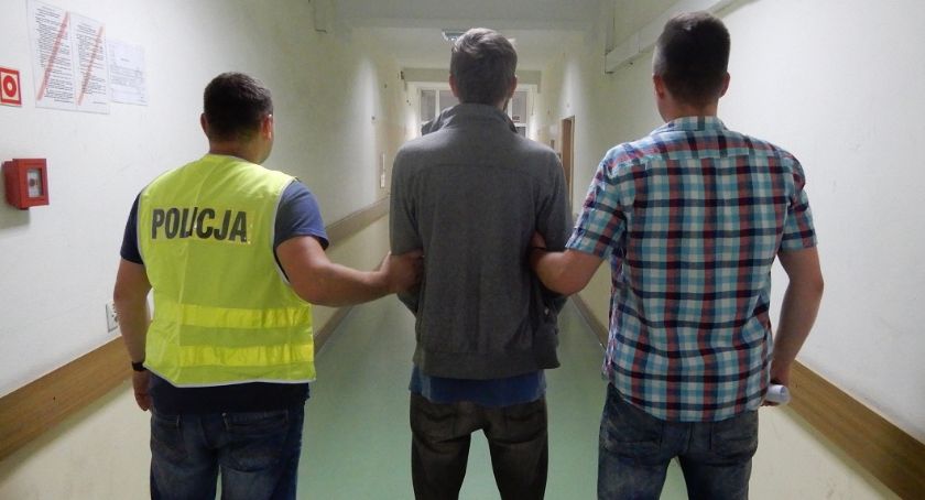 Mundurowi ujęli 26-latka. Seryjnie okradał sklepy we Włocławku