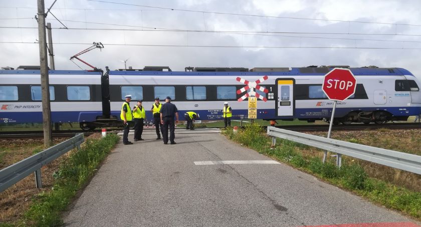 Tragedia w Gminie Lubień Kujawski. Pociąg potrącił śmiertelnie 31-latkę i jej dwójkę dzieci