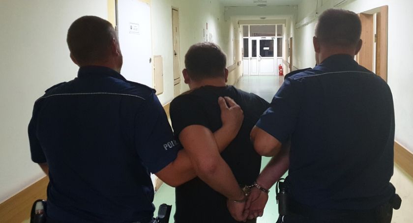 28-latek z 3,3 promilami uderzył BMW w drugi pojazd w Gminie Kowal. Schował się w domu