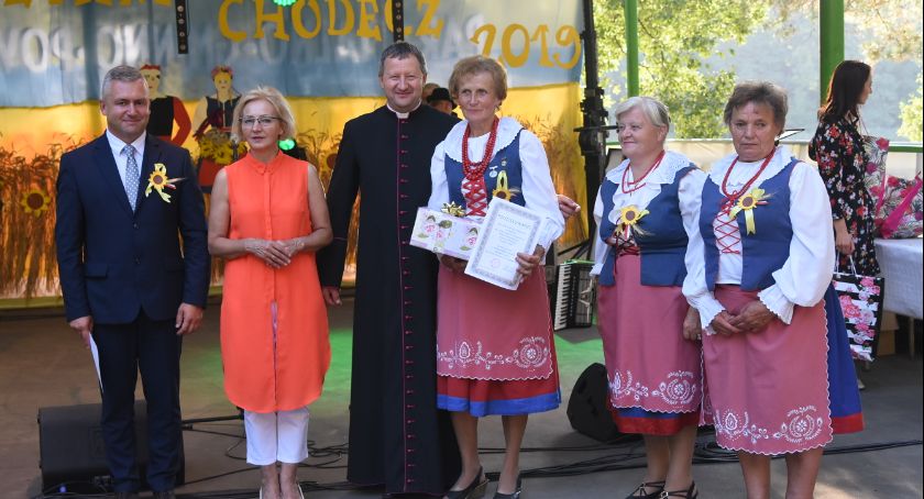 Dożynki 2019 w Chodczu za nami. Niesamowita parada maszyn rolniczych ulicami miasteczka