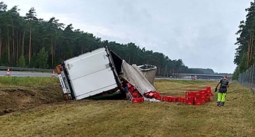 Tir wywrócił się na autostradzie. 22-tony piwa wypadły na pobocze A1