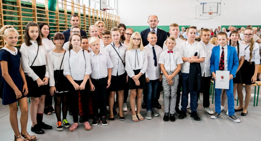 Rozpoczęcie roku szkolnego 2019/2020. Marszałek odwiedził szkołę w Brześciu Kujawskim [FOTO]