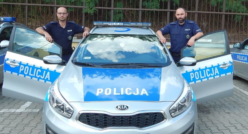 Niemowlę zatrzaśnięte w aucie. Na pomoc pospieszyli policjanci
