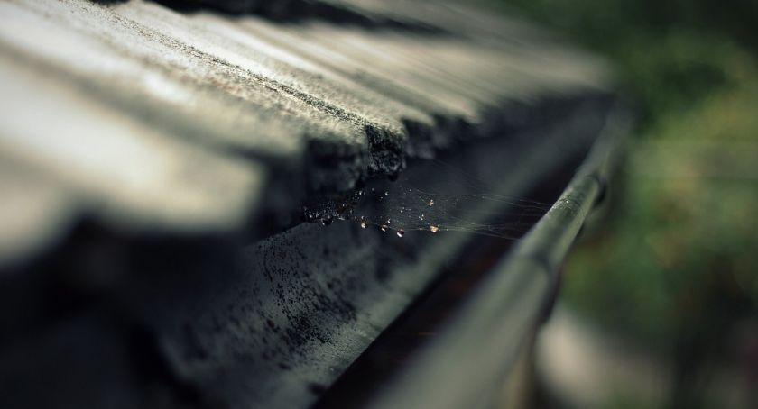Spadł z dachu kościoła, gdy próbował ukraść rynny. Sam zadzwonił po pomoc