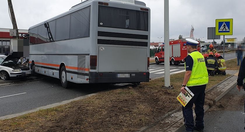 Zderzenie czołowe autobusu z osobówką we Włocławku [ZDJĘCIA]