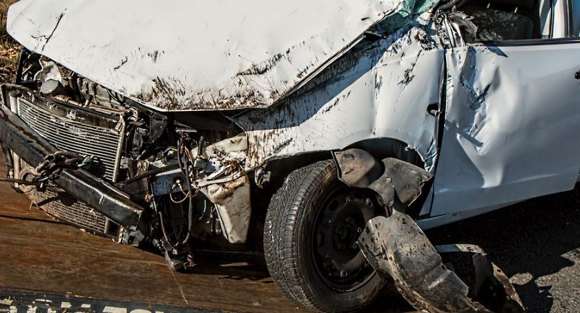 Wypadek w Lipnie. Uderzył w drzewo a potem zaczął uciekać