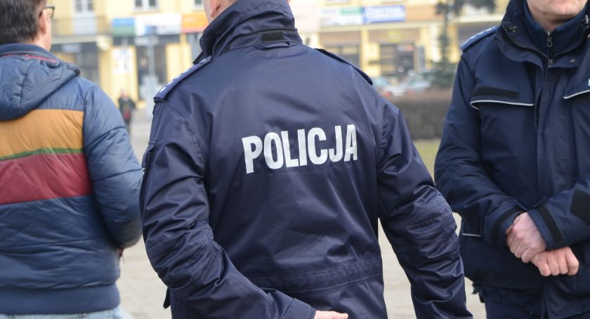 Kopał, groził pozbawieniem życia, gwałtem i spaleniem domu lipnowskim policjantom