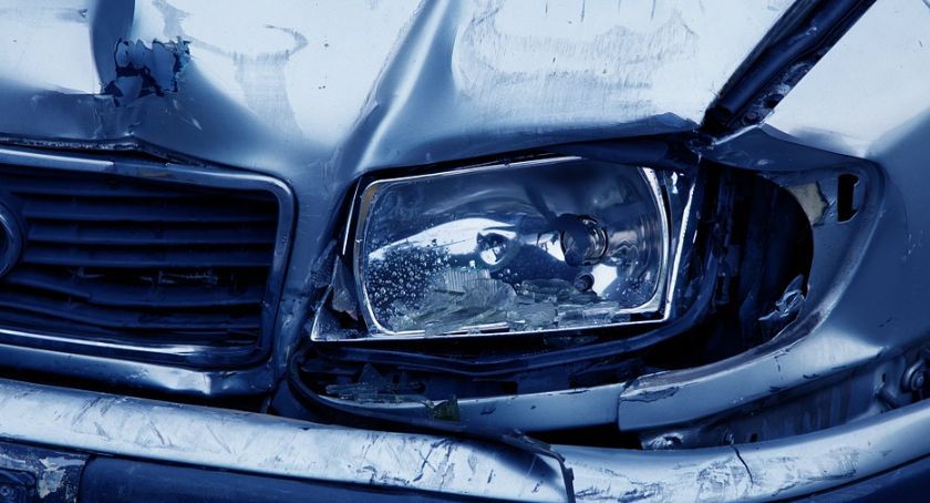Wypadek na Królowej Jadwigi we Włocławku. Uderzył w słup a potem wjechał w inne auto