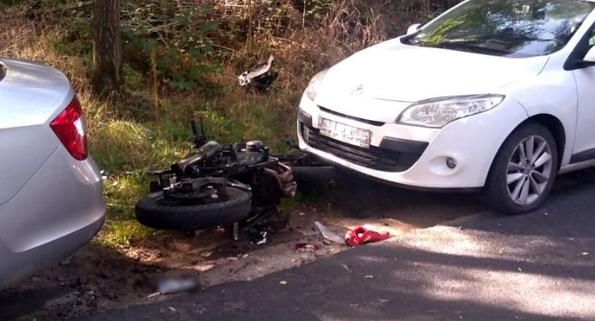 Motocyklista w Nowej Wsi na łuku drogi stracił panowanie nad pojazdem i uderzył w opla
