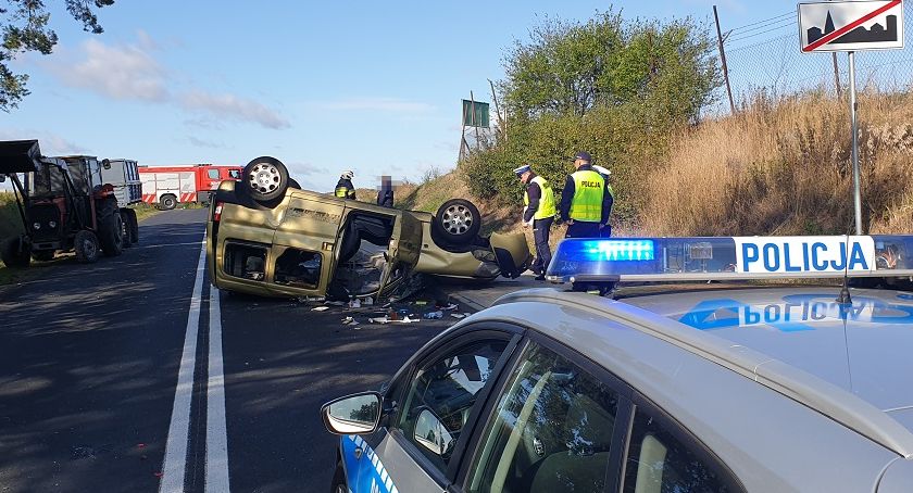 Wypadek w Wieńcu Zalesie. Citroen dachował po uderzeniu w naczepę ciągnika