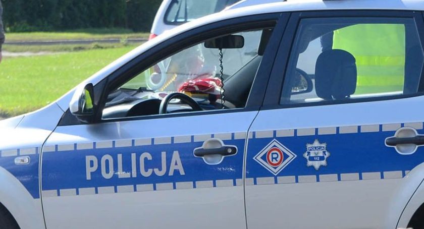 O mało nie potrącił policjanta. Kierujący oplem rzucił się do ucieczki
