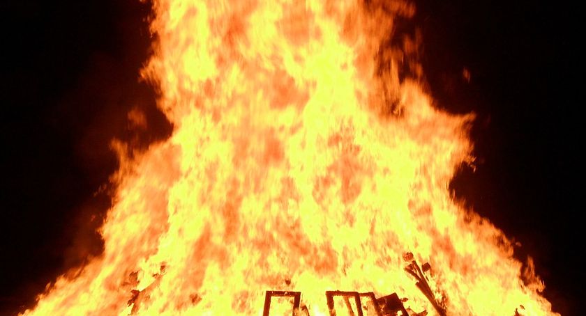 Plaga podpaleń śmietników we Włocławku. 29 latka usłyszała 12 zarzutów