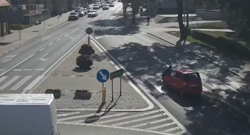 Potrącenie pieszej w Rypinie. Zarejestrował to monitoring [VIDEO ZE ZDARZENIA]