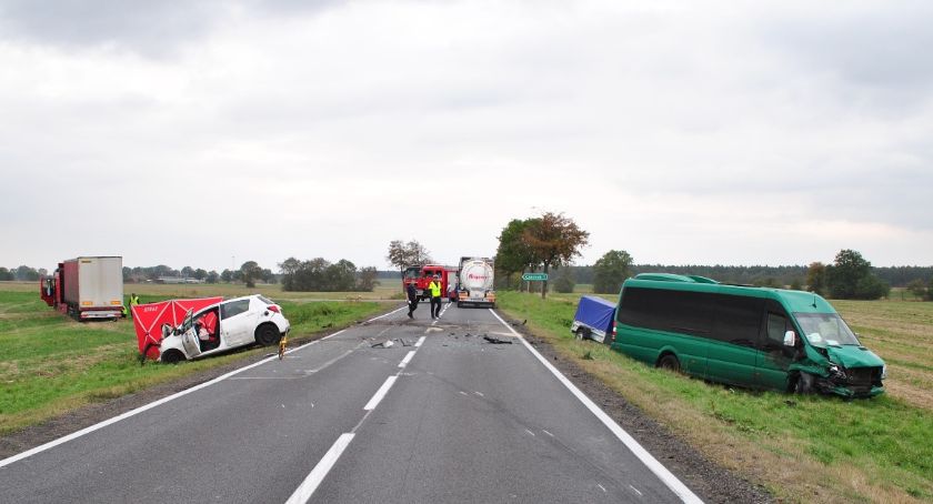 Tragiczny wypadek w powiecie mogileńskim. Nie żyje instruktor jazdy. Ciężarówka zderzyła się z elką