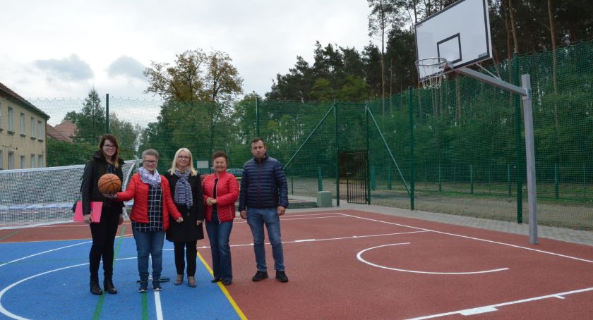W Smólniku Gmina Włocławek   jest nowe boisko. Cieszą się nie tylko uczniowie.