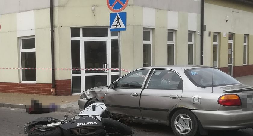 Motocykl uderzył w osobówkę w Brześciu Kujawskim. Droga zablokowana