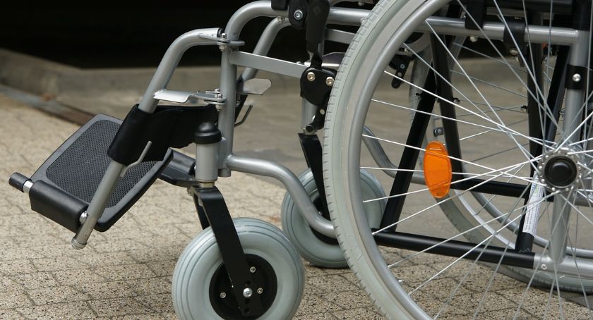 Tragiczne potrącenie w Karczówku Gmina Topólka. Nie żyje osoba na wózku inwalidzkim