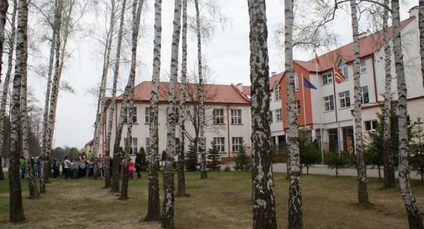 Zaproszenie na uroczystości wręczenia Szkole  Podstawowej w Smólniku sztandaru