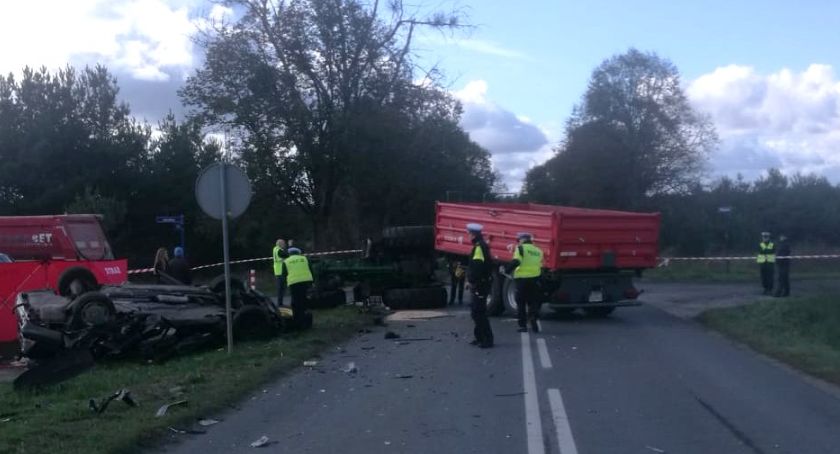 Tragiczny wypadek w Łochowicach. Mercedes zderzył się z ciągnikiem. Nie żyje 19-latek
