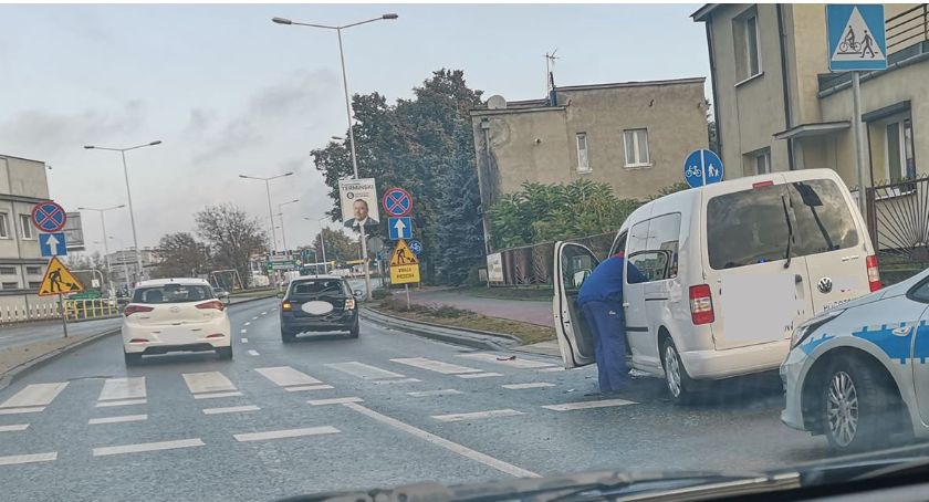 Wypadek na Okrzei we Włocławku. Kierowca skody w szpitalu [ZDJĘCIA]