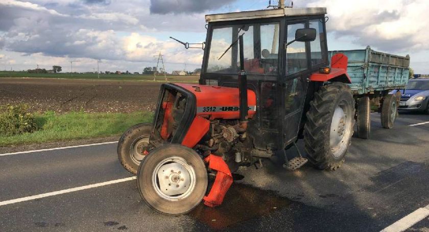 Zderzenie ciągnika rolniczego volkswagenem w powiecie radziejowskim [ZDJĘCIA]