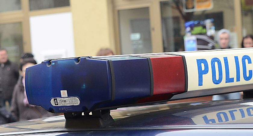 Uderzyła w bariery a potem dachowała w pobliżu Grabkowa w gminie Kowal