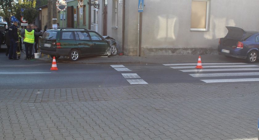 Pijana matka uderzyła w inny pojazd w Brześciu Kujawskim, zostawiła auto i pieszo odprowadziła dzieci do szkoły