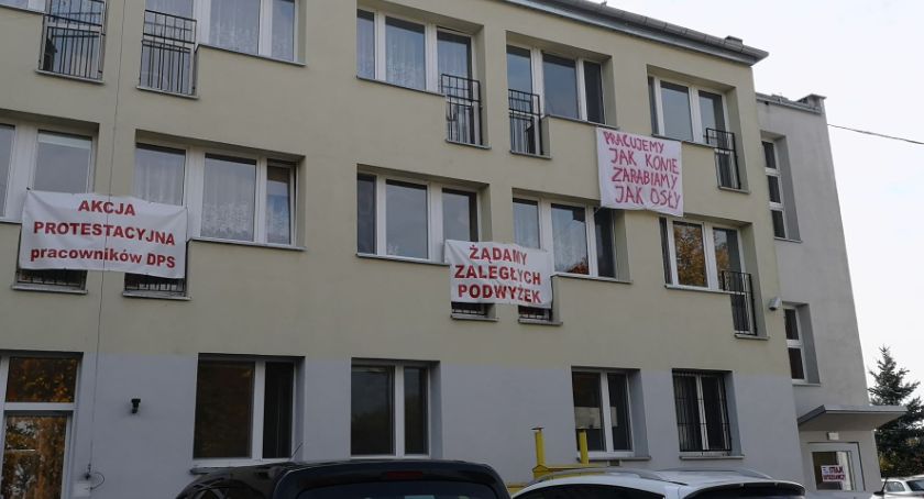 Strajk ostrzegawczy we Włocławku. Pracownicy protestują [ZDJĘCIA]
