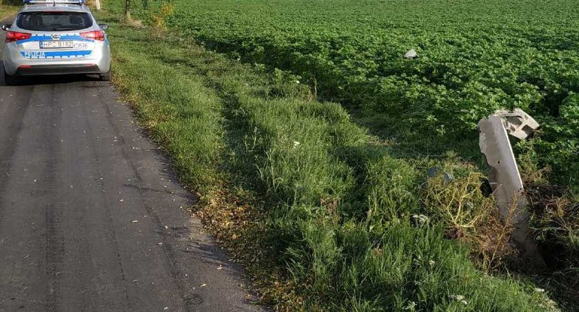 Ciągnikiem rolniczym ściął słup energetyczny w Gminie Dobre. Potem odjechał z miejsca [ZDJECIA]