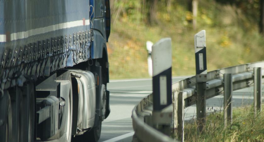 Ciężarówka siała postrach w miasteczku w regionie. Poruszała się z dużą prędkością i łamała kolejne przepisy
