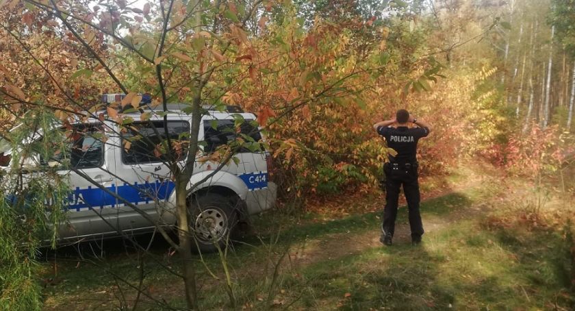 Całonocne poszukiwania 83 latki w regionie. W akcji policyjne psy i służba leśna