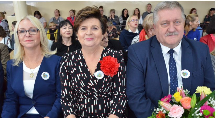 Nadanie sztandaru szkole i ślubowanie pierwszoklasistów w Smólniku