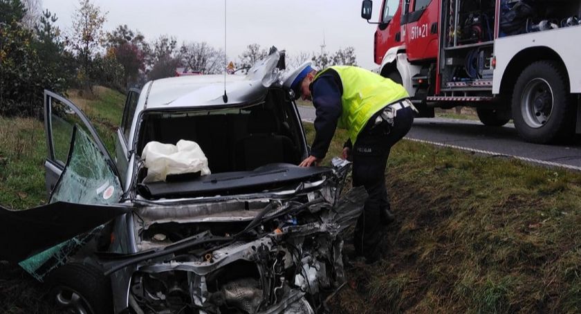 Wypadek w Puszczy Miejskiej. Daihatsu czołowo zderzył się z ciężarówką