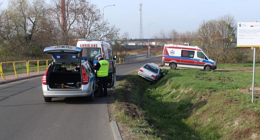 Wypadek w Brześciu Kujawskim. Mercedes wjechał do rowu melioracyjnego [ZDJĘCIA]