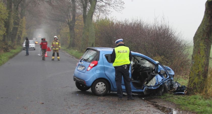 Tragiczny wypadek w powiecie chełmińskim. Nie żyje 53-letnia kobieta. Chevrolet uderzył w drzewo
