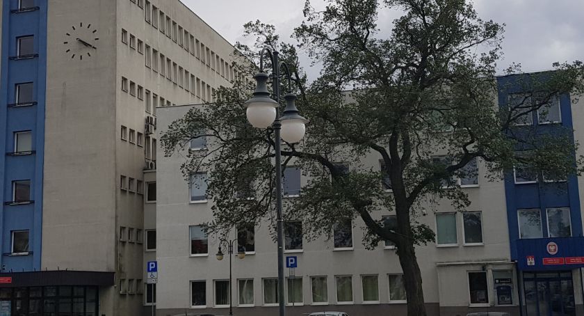 Mieszkańcy Włocławka  zabiegają o naprawę chodnika. Z jakim efektem?