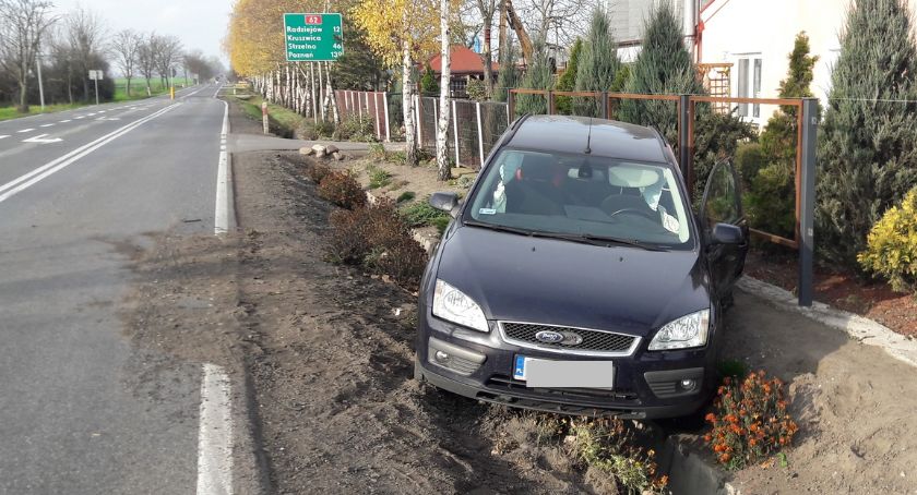 Wypadek w Samszycach. Uderzył w forda, którym podróżowała rodzina z dwójką dzieci [ZDJĘCIA]