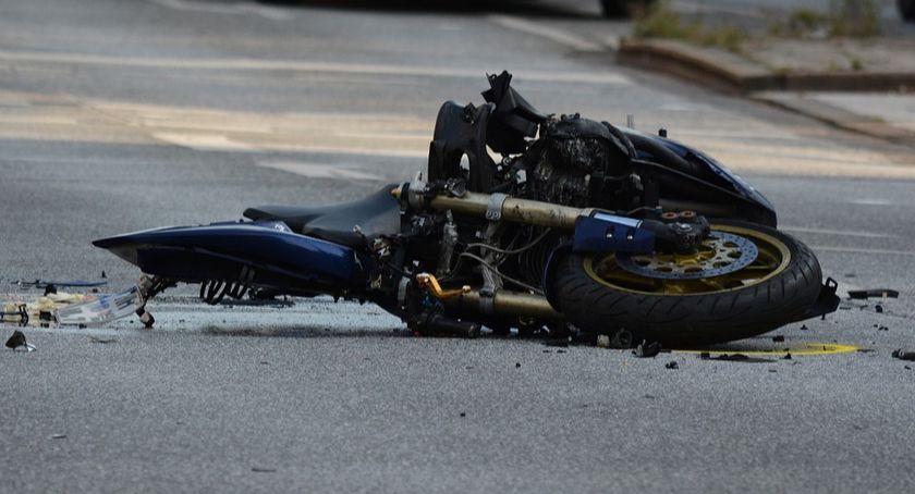 Zderzenie motorowerzysty z osobówką w Lipnie. 16-latek trafił do szpitala