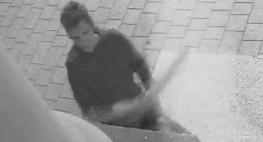 Uszkodził tablicę na budynku ZSK na Łęgskiej we Włocławku. Policja szuka tego mężczyzny