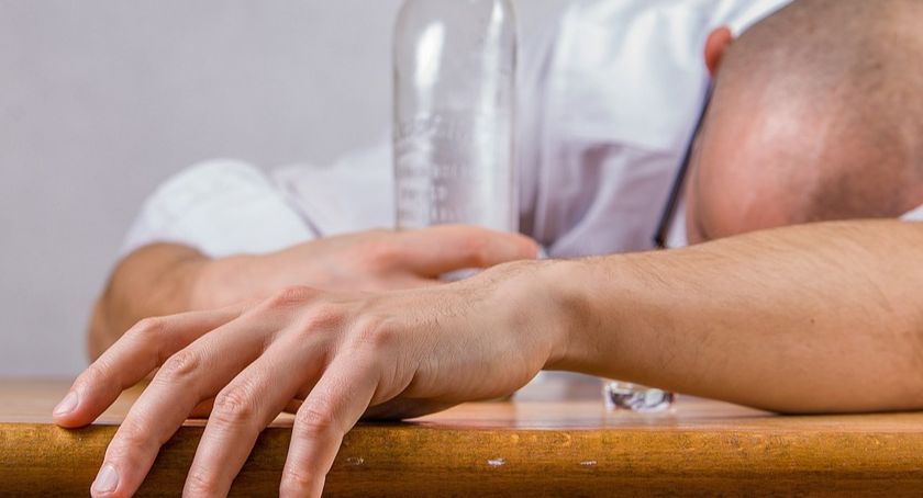 Kompletnie pijany zatrzymany w gminie Lubanie. Miał prawie 4 promile i nieomal wypadł zza kierownicy