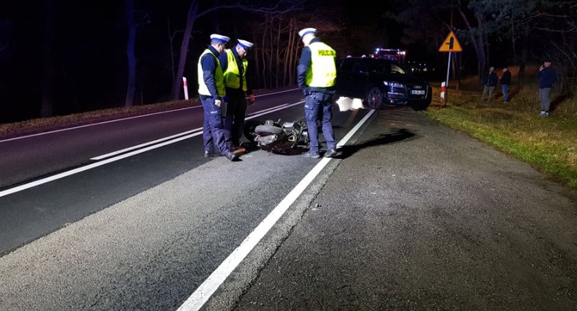 Wypadek w Modzerowie pod Włocławkiem. Motorowerzysta w ciężkim stanie trafił do szpitala [ZDJĘCIA]