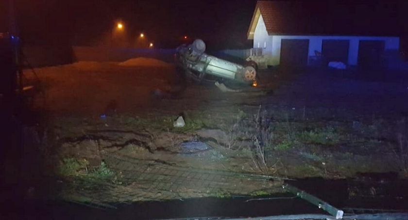Dachowanie w Świątnikach. Wjechał w pole, uderzył w ogrodzenie i wylądował na podwórku