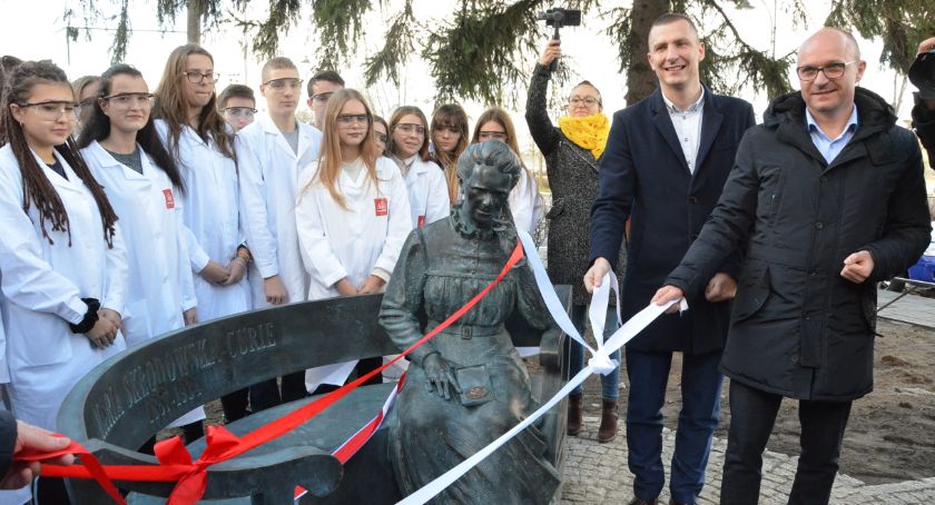 Odsłonięcie ławeczki Marii Skłodowskiej-Curie we Włocławku [ZDJĘCIA]