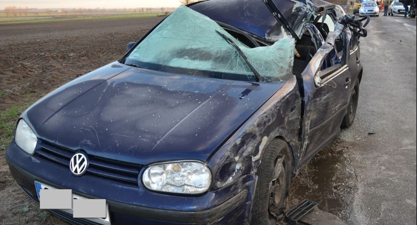 Wypadek w Leszczach. Ciężarówka uderzyła w golfa i słup energetyczny [ZDJĘCIA]